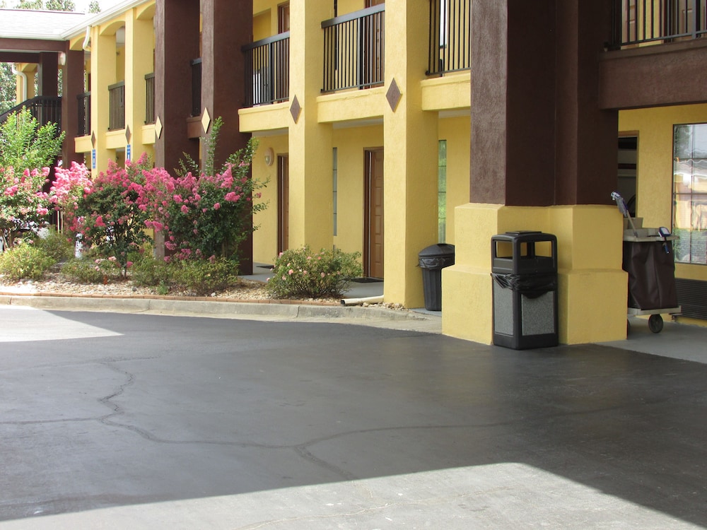 Days Inn Suites by Wyndham Fort Valley - Property Image 19