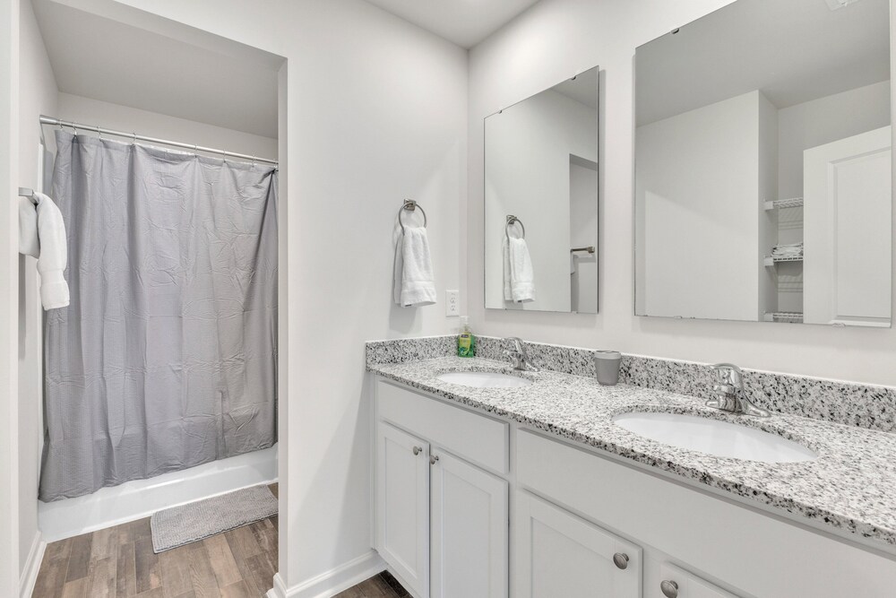 5br Pet Friendly Retreat With Garage Parking 5 Bedroom Home