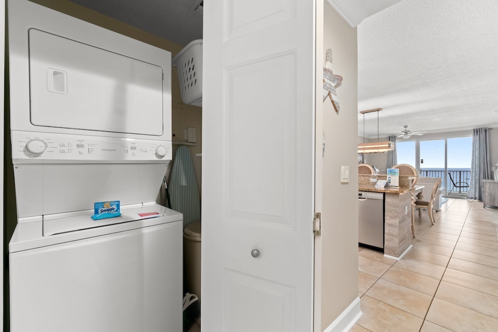 Twin Palms by Book That Condo