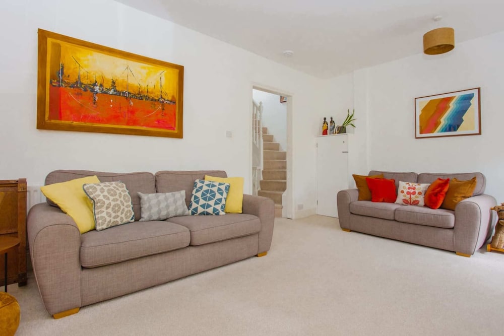 Bright and Airy 3 Bedroom Maisonette in South London