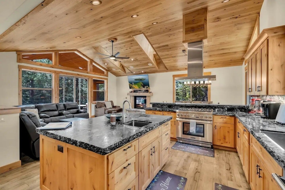 2566 Del Norte 5 Bedroom Home by RedAwning view 3