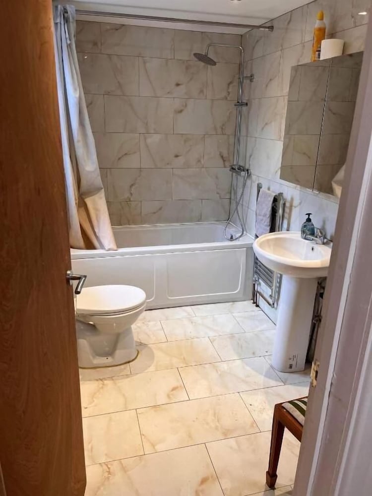 Luton Town House Near Airport