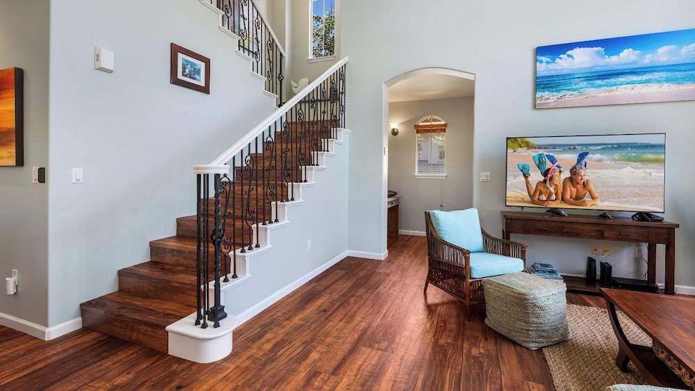 Tropical Escape w/ Lanai, BBQ & Resort Amenities - Vrkcv