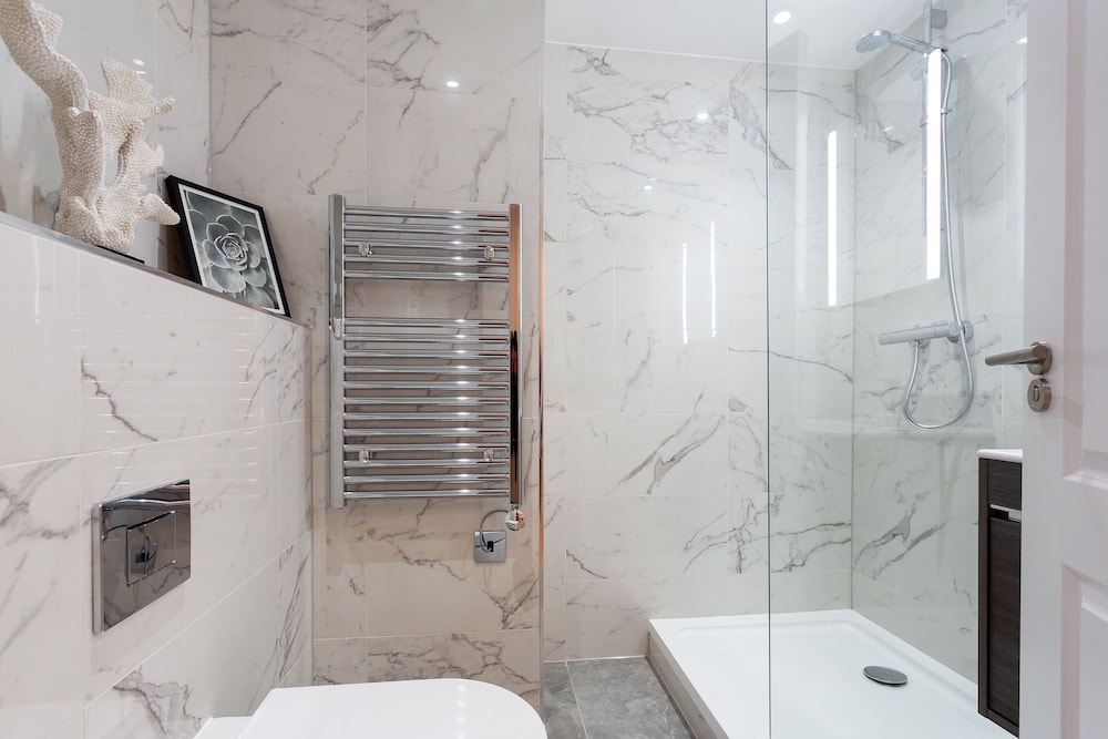 The Carlyle - Elegant Serviced Apartments