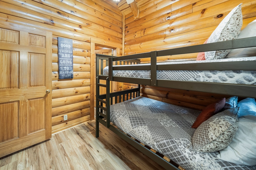 Parkway Treasure 3 Bedroom Cabin by Heavenly Views Resort view 4