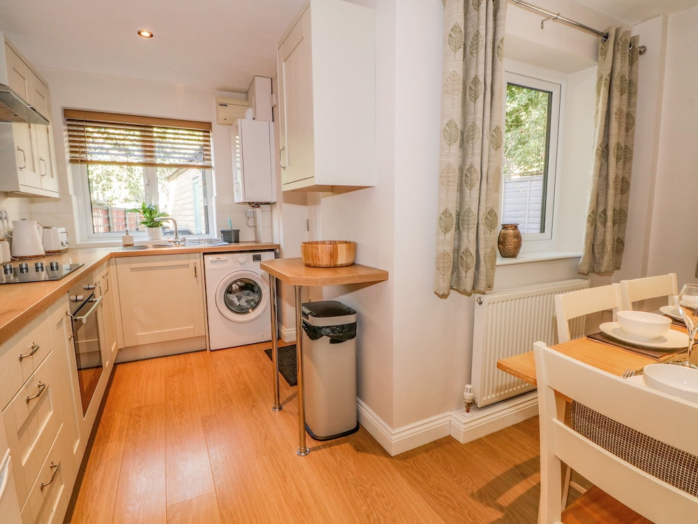 6 Hunters Green Close