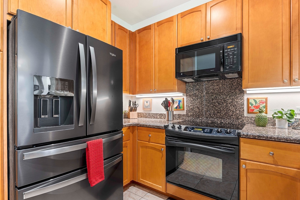 Spacious Corner Unit - Central AC - Vrkcv