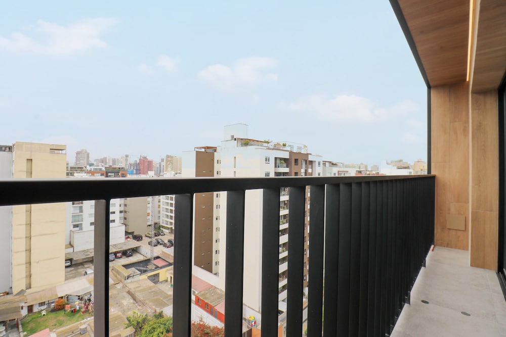 w Fabulous 2BR w Balcony in Miraflores