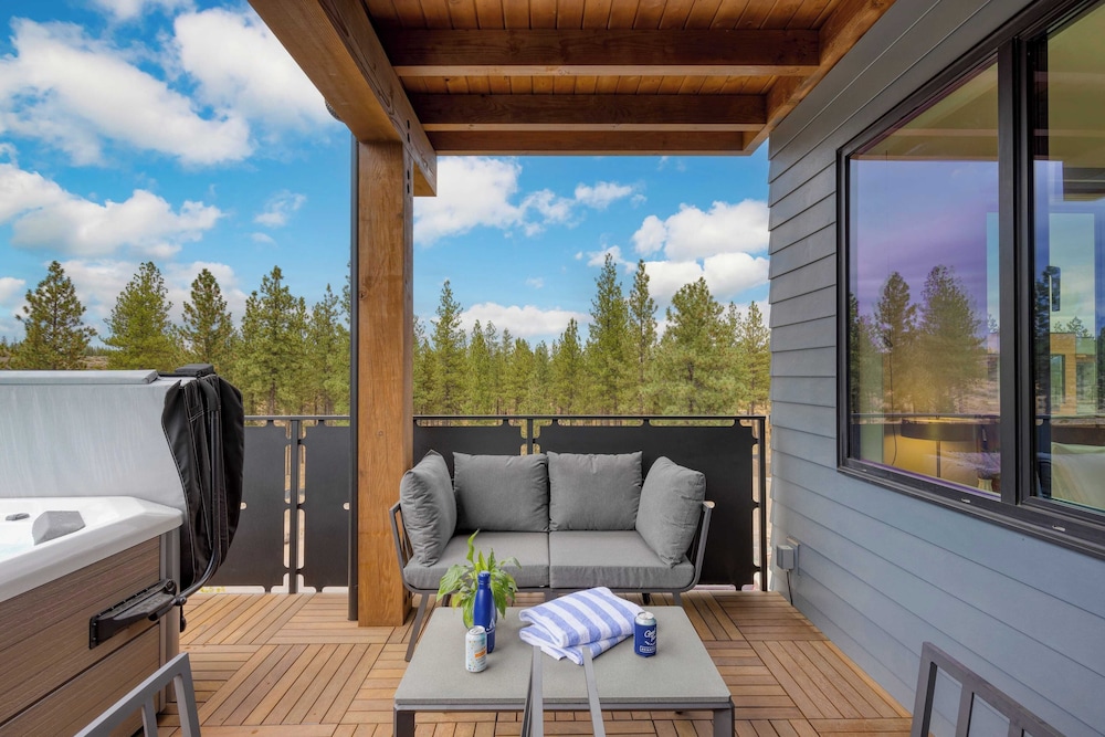 2 Units Minutes to Old Bend, Deck + Hot Tub 1204 Skyline Ranch by Avantstay