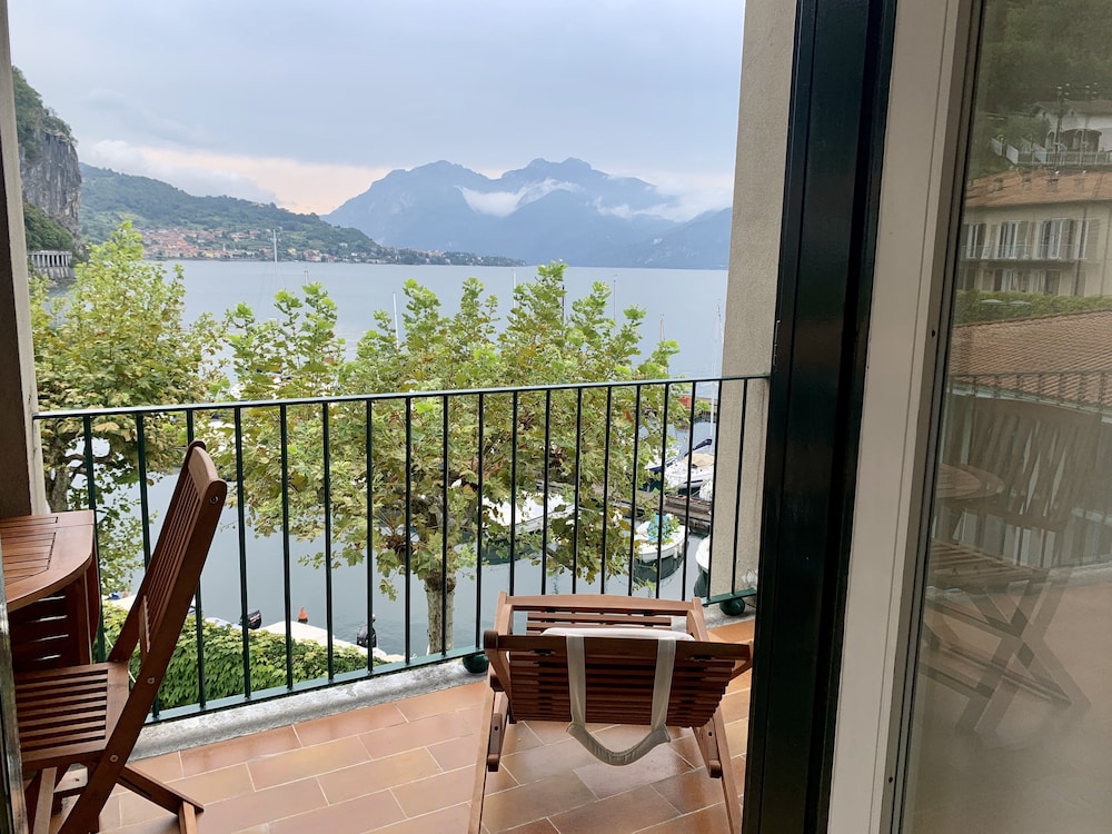 Mamma Ciccia Holiday Home - Front Lake Apartment, beach and swimming pool