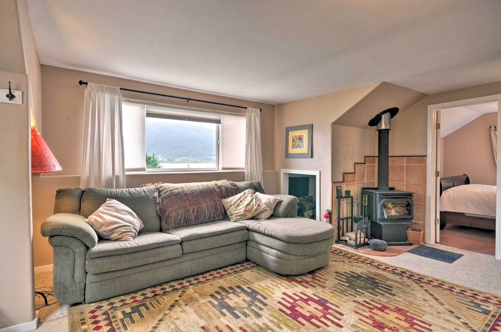 Rustic Stevenson Hideaway With View on the Gorge! view 5