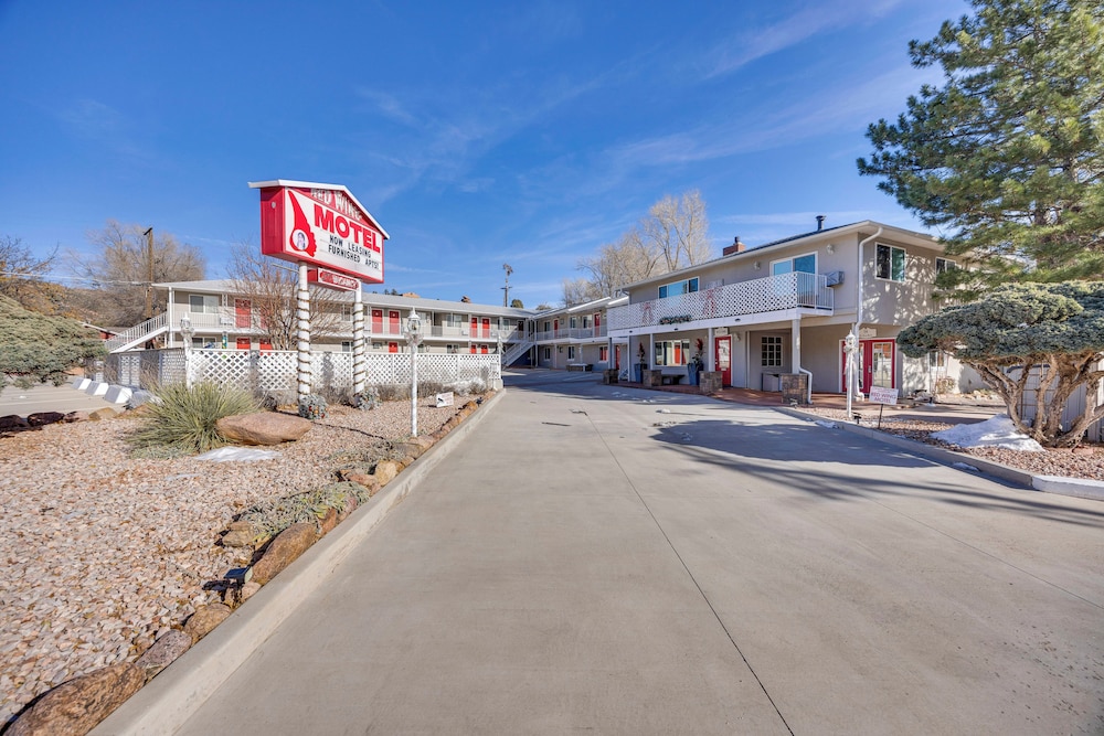 1/2 Mi to Attractions: Apartment w/ Deck