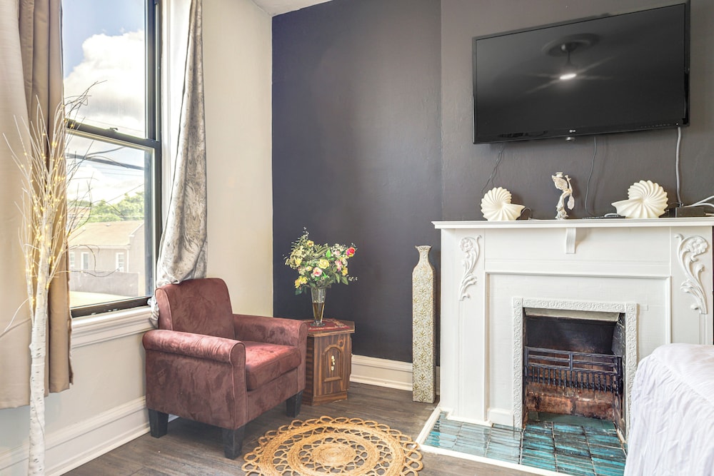 Walkable Apt in York St Historic District