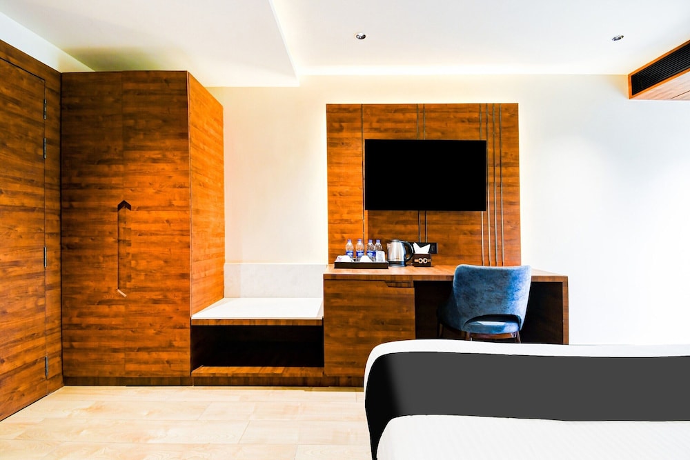 Deluxe Double Stays Near Paridh Crossing