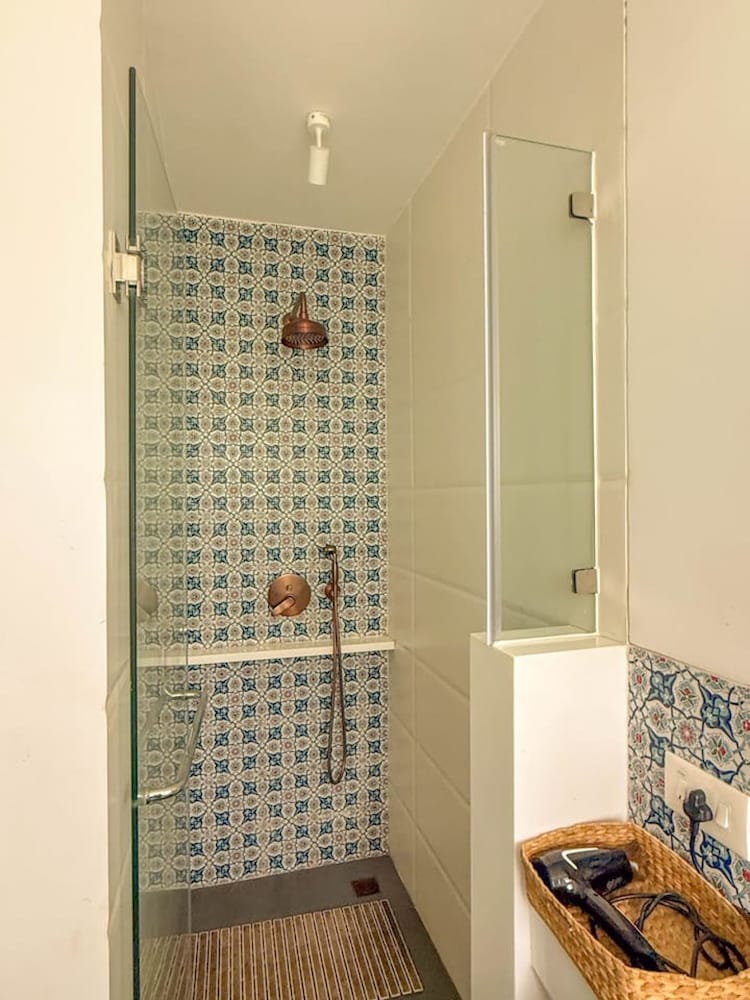 Modern 2BR w Pool Near Candolim and Coco Beach