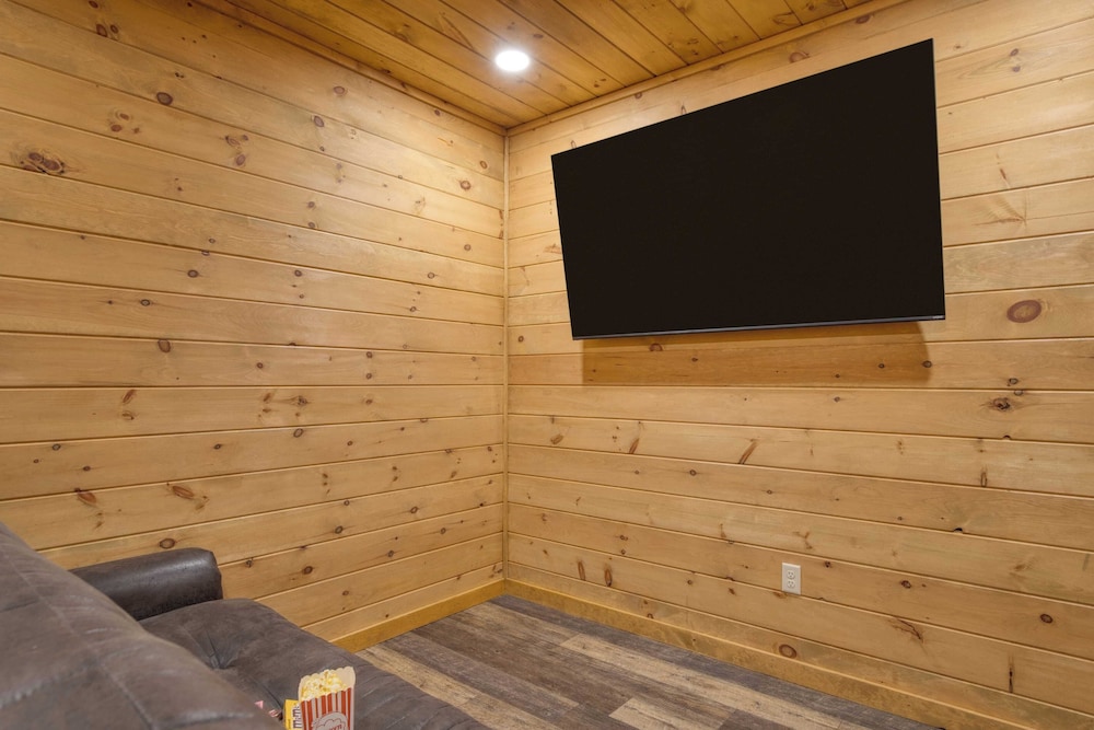 Lions Landing by Avantstay Sleeps 18 Hot Tub Game Room Views Near Pigeon Forge