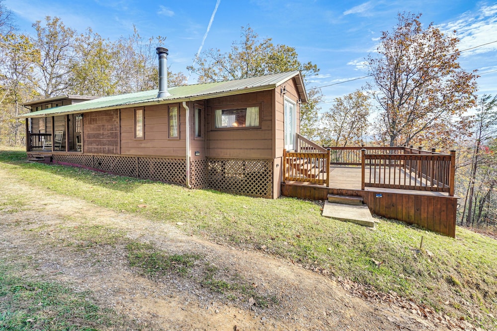 Cabin w/ Deck & Mountain Views Near Gatlinburg!