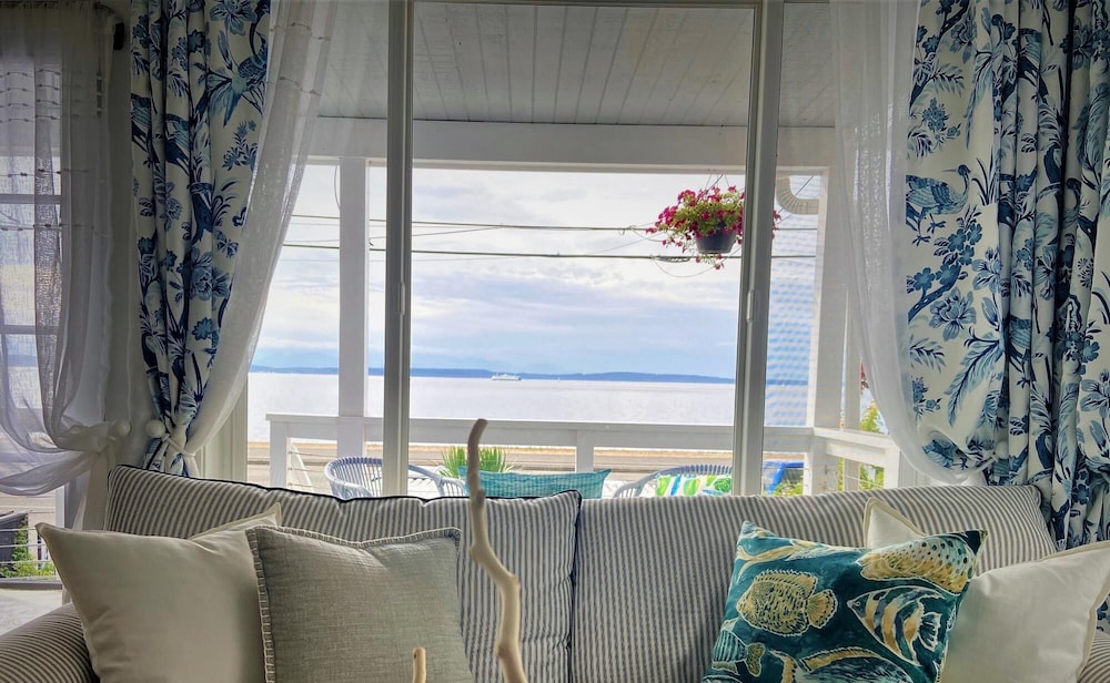 The Waterfront Gray on Alki Beach EXT Stay view 2