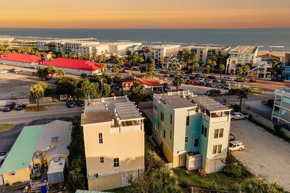 1 Block to Beach, Newly Renovated 6bdr w/ Rooftop Views Sand Dune by Avantstay view 3