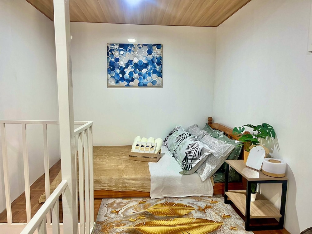 Bloomstone Urban Chill Cabin