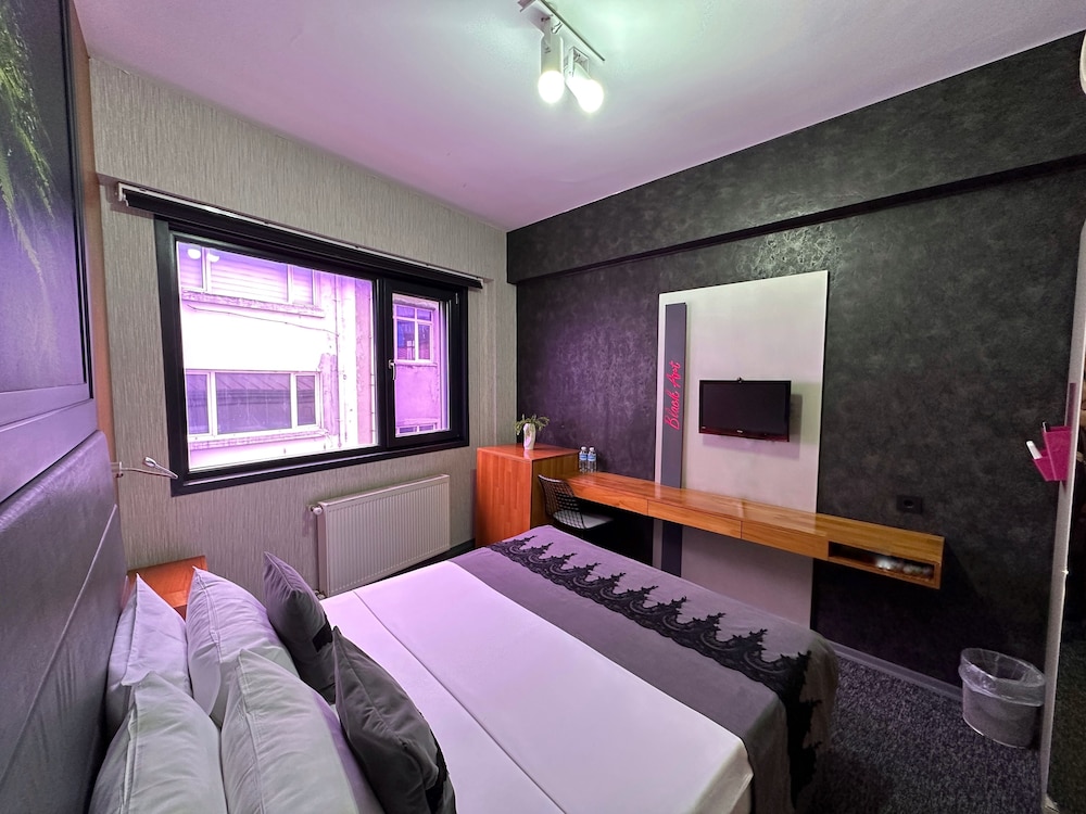 Black Art Otel - Image 33