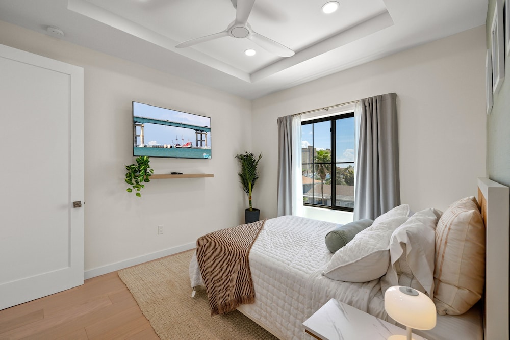 Miramar House, 120 E. Constellation 6 Bedroom Home