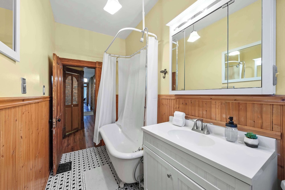 Vino & Vibes Villa Sleeps 6!