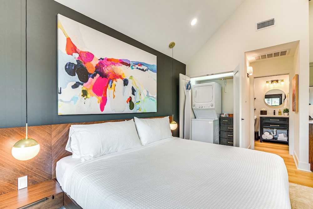 Walk to Shops & Restaurants: Chic Galveston Studio