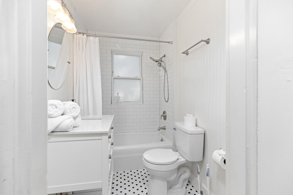 Cheerful 3 Bedroom Home Walk to UVA Stadium, photo 14