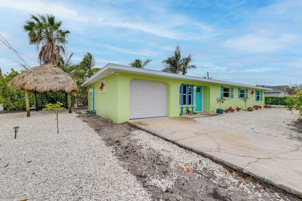 2 Blocks to Beach: Tropical Retreat in Anna Maria