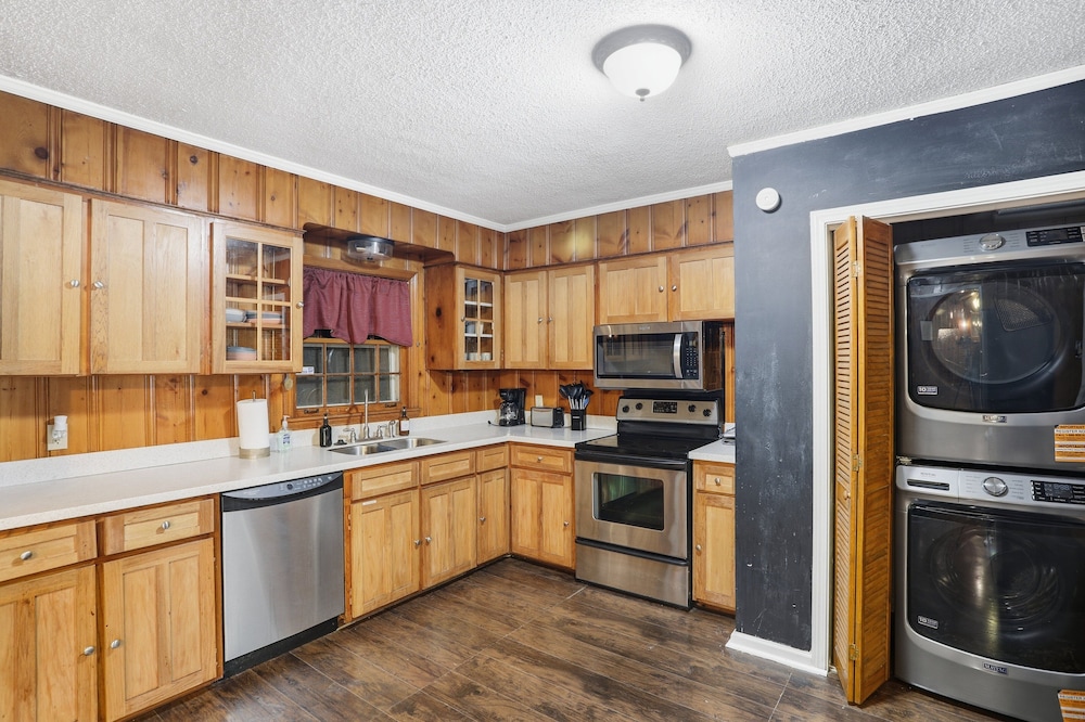 Bluff City Gem With Game Room 3 Bedroom Home
