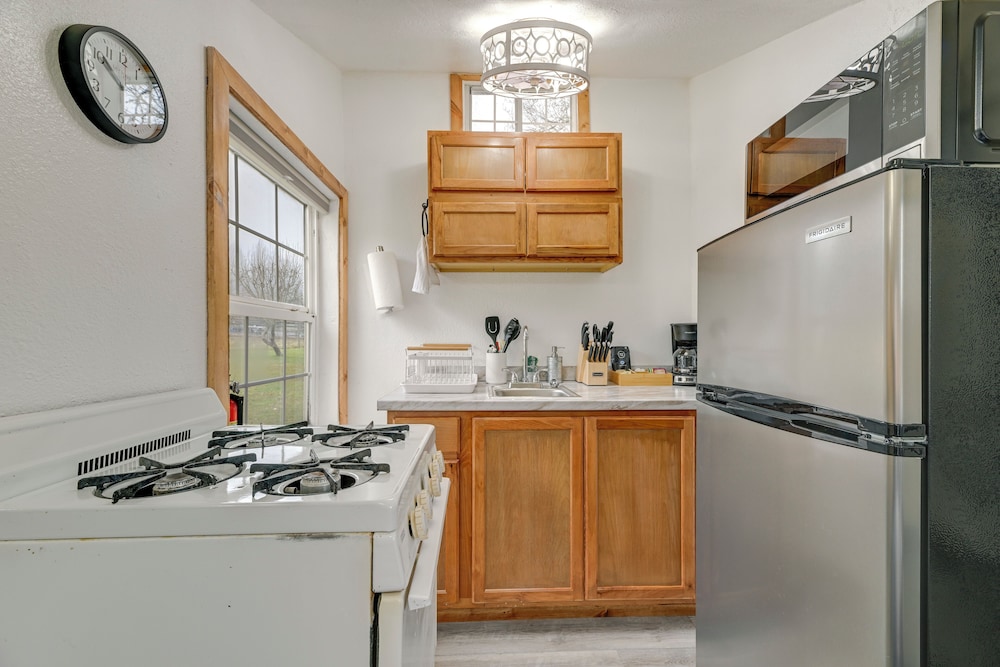 Near Rivers & Trails: Cabin in Rural Grants Pass