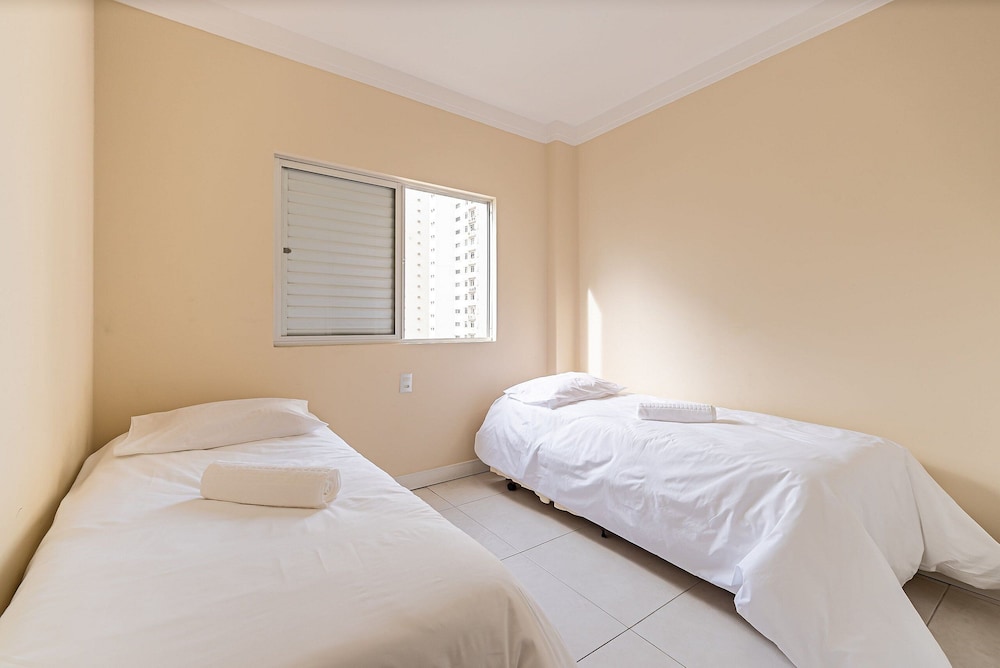 Sea View apt 130m From the Beach in BC Erg605