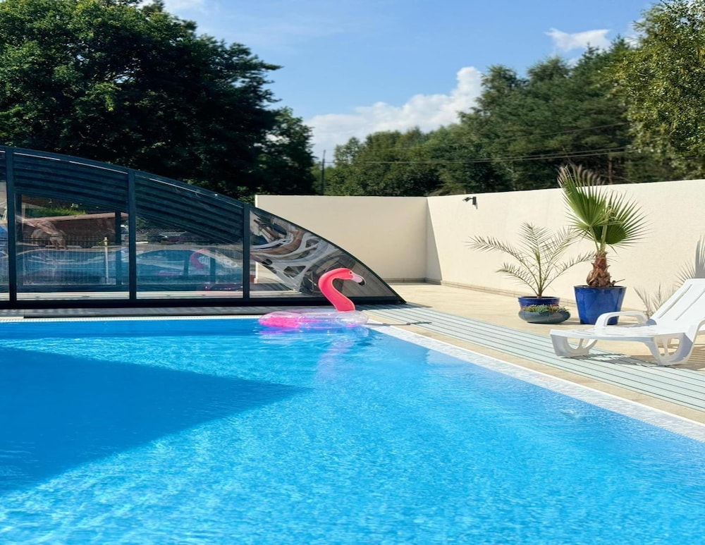 Comfortable Ground Floor Apartment, Summer Pool
