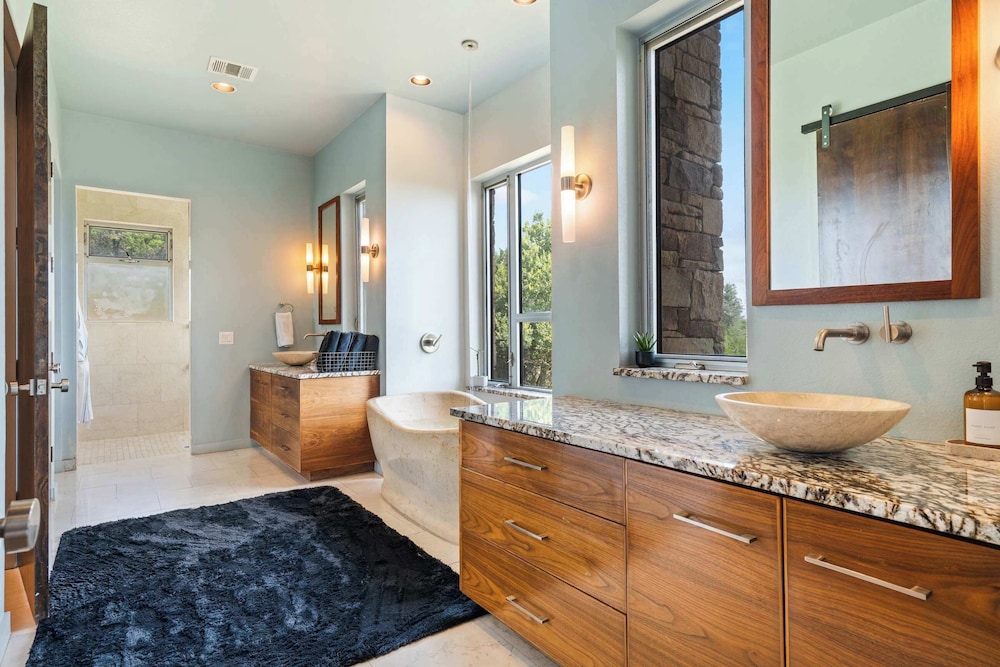 Luxury 4BR Hilltop Retreat Hot Tub & Scenic Views