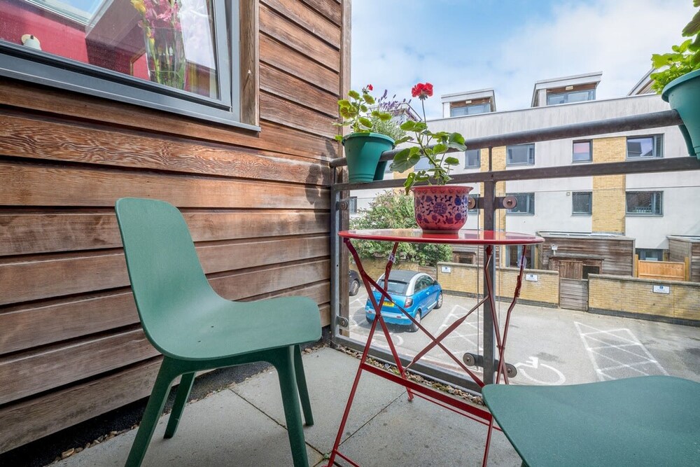 Host Stay Kingscote Townhouse