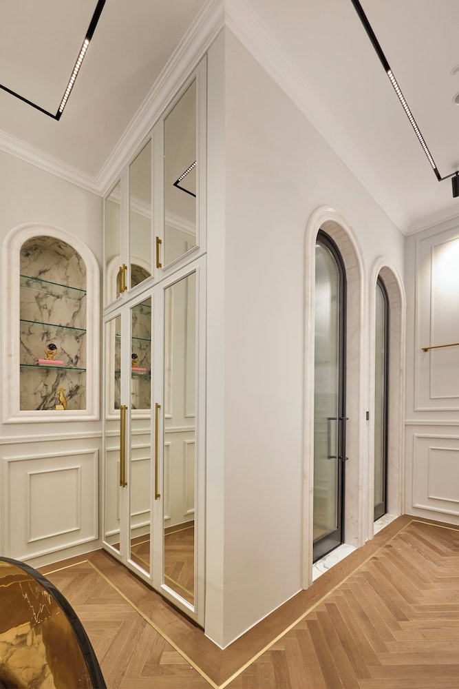 Ermou 99 Intelligent Private Suites