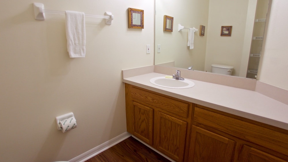 Norwich Townhome at Emerald Island - Image 5