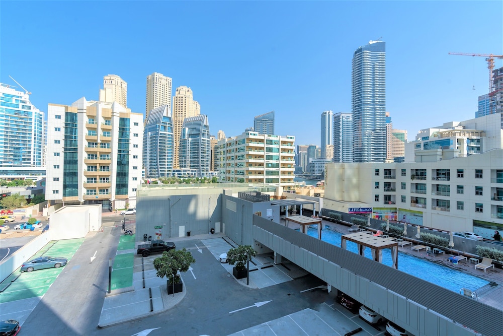 Stunning Apt Marina view with Balcony