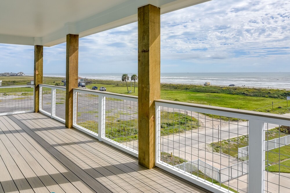 Steps to Beach: Vibrant House in Galveston!