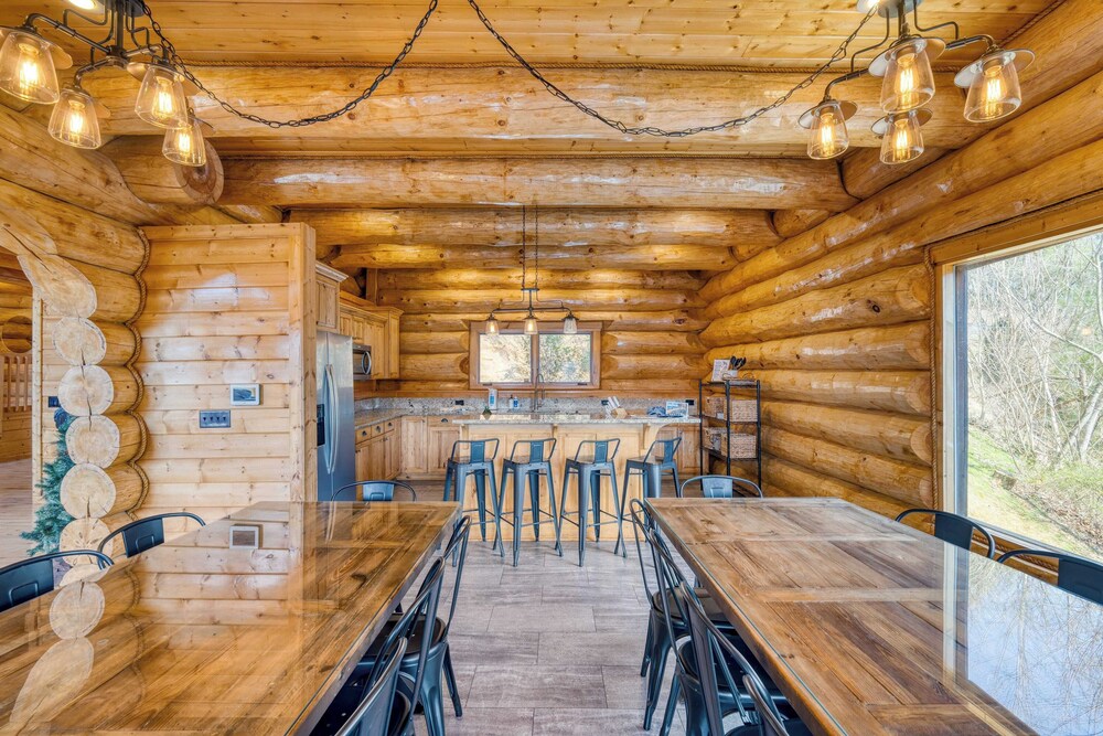 Pinnacle Chalet by Avantstay Luxury Cabin w/ Panoramic Views, Fireplace & Game Room