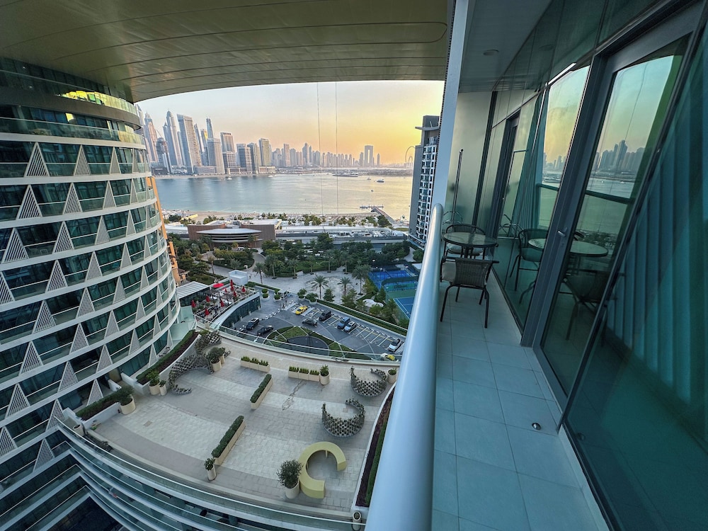 Infinity Pool and Beachfront Apartments - Seven Palm