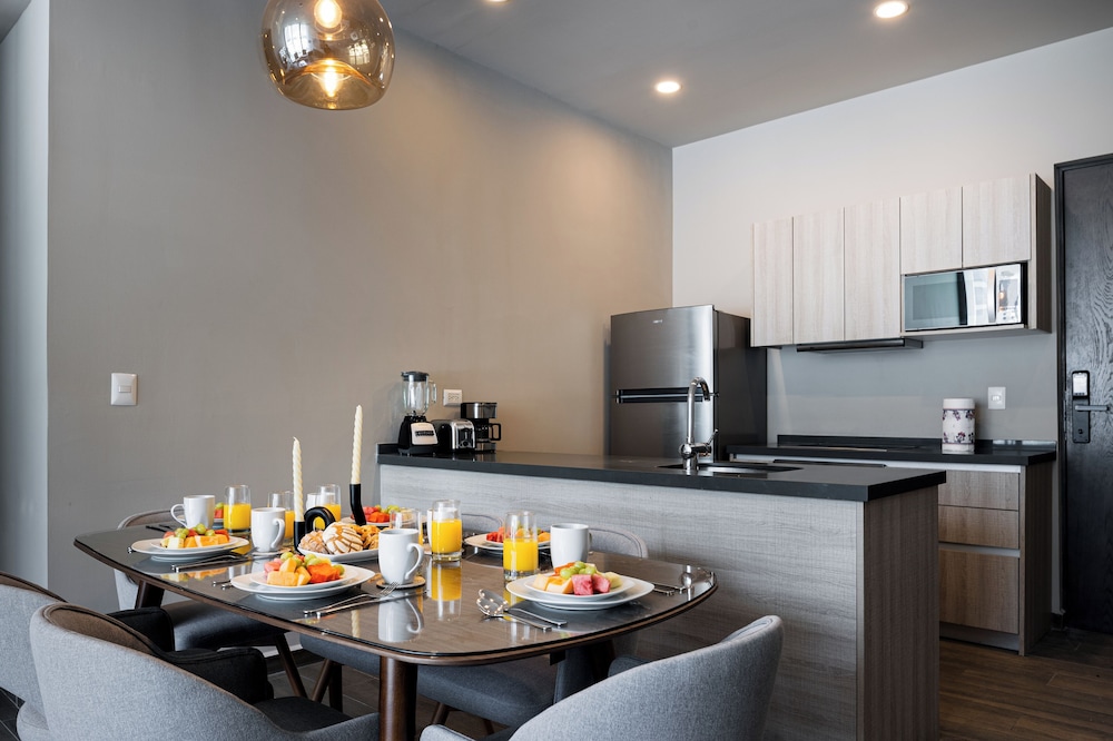 Modern Apts w Pool & Mountain View