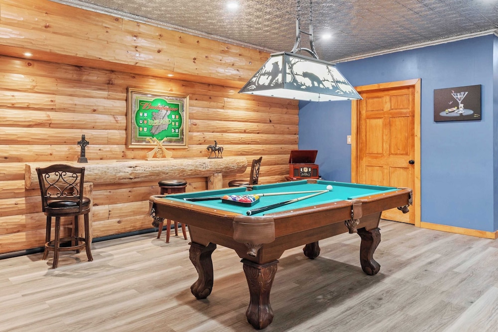 Bigwood Cabin Retreat Hot Tub, Game Room, Firepit Lounge & Private Yard