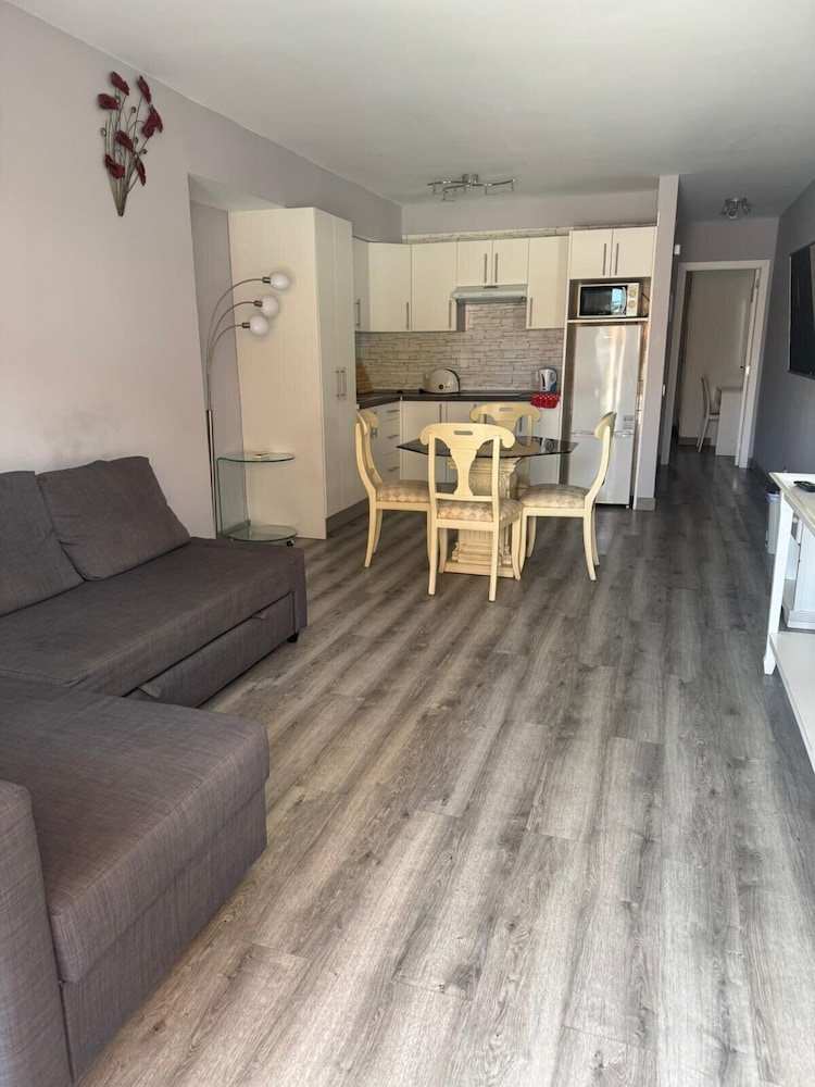 Las Americas 1-bed Apt, Sleeps 5, Pool, Parking