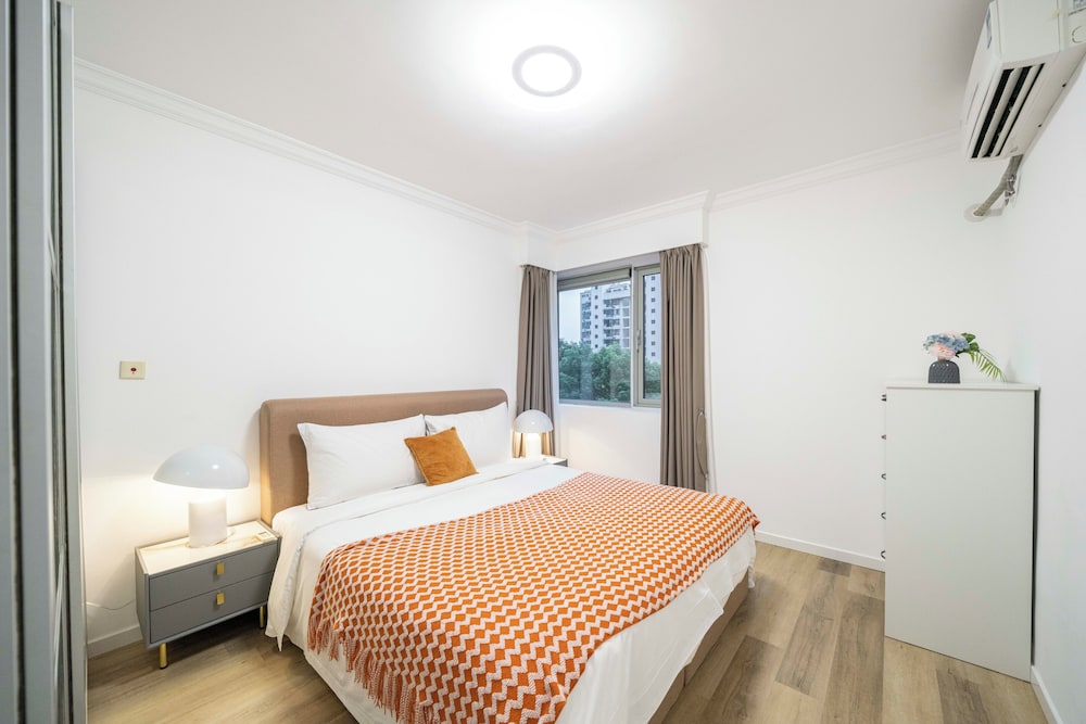 Tyms 4BR 2BA APT Riverside