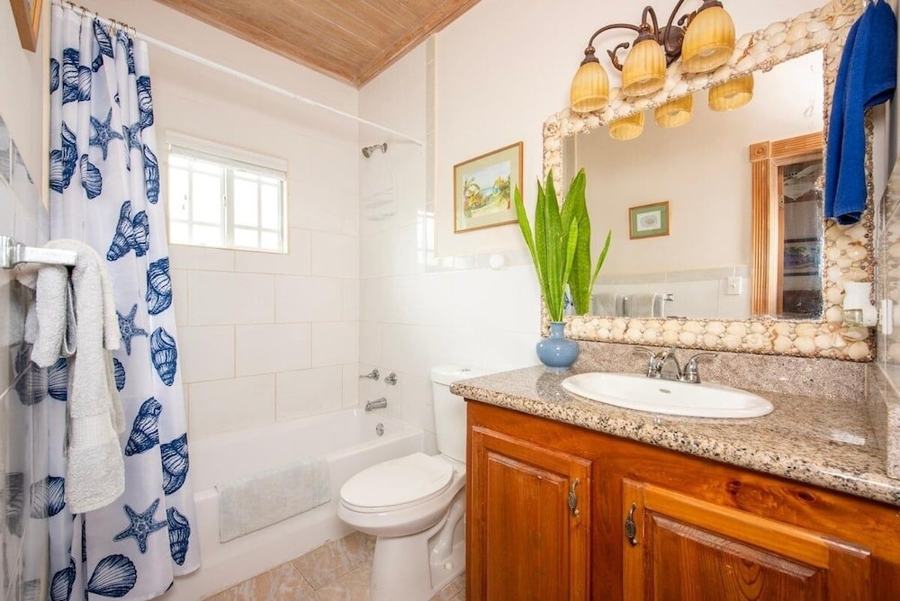 Chat N Chill - Top Floor Condo, Walk To Pink Sands Beach 2 Bedroom Townhouse