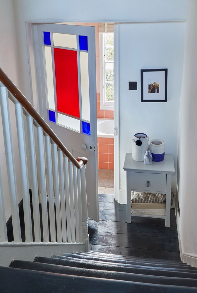 JOIVY Stylish 2-Bed House W/ Private Garden In Hackney