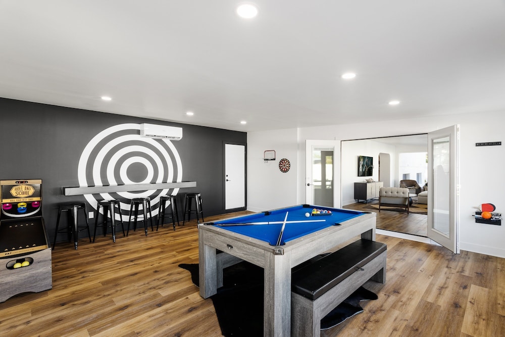 Sunburst Estate - Pool - Hot Tub - Tons of Games!