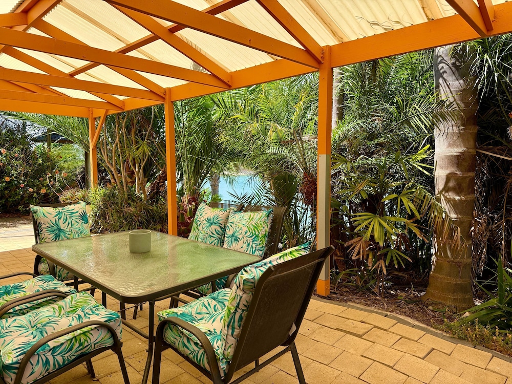 Lakeside Getaway - 4BR Jetty Wi-fi Waterfront